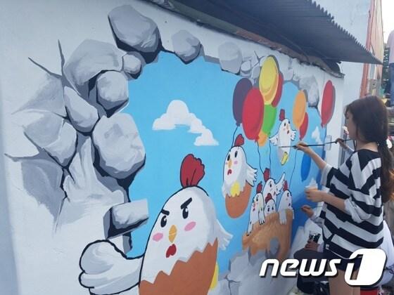 본문 이미지 - 건국대  글로컬캠퍼스  디자인대학  학생들이  단양  단성면  상방마을  골목길에  벽화를  그리고 있다.ⓒ News1