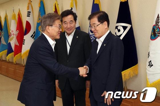 본문 이미지 - 문재인 대통령이 8일 오후 청와대 위기관리센터에서 '국가안전보장회의(NSC)'에 앞서 정의용 국가안보실장과 악수하고 있다. (청와대) 2017.6.8/뉴스1 ⓒ News1 이광호 기자