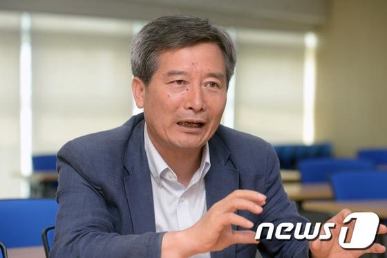 본문 이미지 - 이종창 파주 가람도서관 관장이 8일 경기 파주시 가람도서관에서 뉴스1과 인터뷰를 하고 있다. 이 관장은 1987년 6월 항쟁 때 최루탄을 맞고 쓰러진 고(故) 이한열 열사를 부축했던 인물이다. 2017.6.8/뉴스1 ⓒ News1 황기선 기자