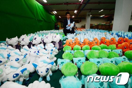 본문 이미지 - 인형뽑기방에 주로 납품되어 적발된 가짜 봉제인형/뉴스1 ⓒ News1