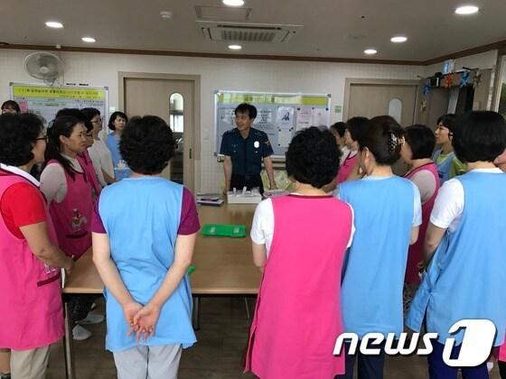 본문 이미지 - 진해경찰서 관계자가 9일 창원시 진해구 곰메 실버원을 찾아 재가복지시설 종사자들을 대상으로 노인학대 근절 교육을 실시하고 있다.(진해경찰서제공)2017.6.9/뉴스1ⓒ News1