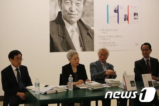 본문 이미지 - 9일 오후 서울 순화동 복합문화공간인 순화동천에서 고 강원용 목사 탄생 100주년 기념 평전 출간을 알리는 간담회가 열렸다. 사진은 필자들인 어경택 전 동아일보 편집국장,(맨 왼쪽끝), 이경자 전 경희대 부총장, 박근원 한신대 명예교수, 박종하 여해와함께 이사장이다. (한길사 제공)ⓒ News1