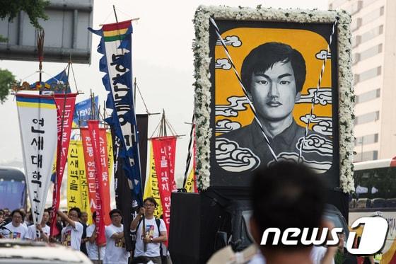 본문 이미지 - 6·10 민주항쟁 30주년을 하루 앞둔 9일 서울광장에서 열린 이한열 30주기 기념문화제 '2017이 1987에게' 참석자들이 이한열 열사 장례행진을 재현하며 태평로를 행진하고 있다. 2017.6.9/뉴스1 ⓒ News1 유승관 기자