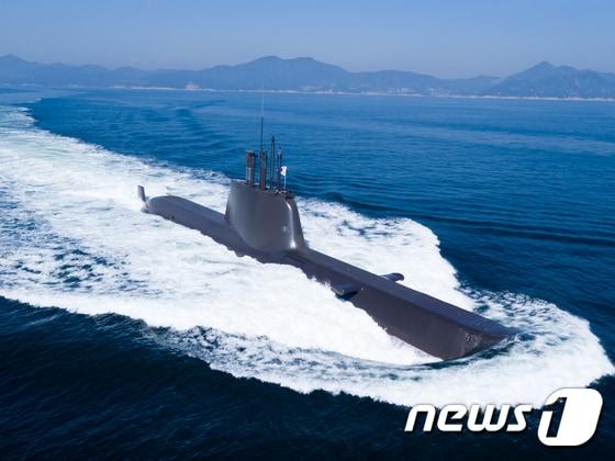 본문 이미지 - 방위사업청이 10일 오전 대우조선해양 거제 조선소에서 장보고-Ⅱ급(214급) 잠수함인 유관순함 인도식을 개최한다. 유관순함은 향후 5개월 간 해군에서 임무 수행을 위한 승조원 훈련 등을 거쳐 오는 12월 실전 배치될 예정이다. 사진은 시험 운항 중인 유관순함. (방위사업청 제공) 2017.7.10/뉴스1