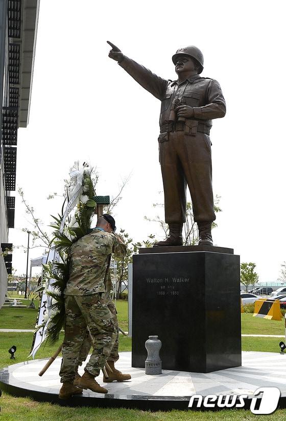 본문 이미지 - 2017년 7월 11일 오전 경기도 평택시 미8군사령부에서 열린 개청식에서 미군들이 워커 장군 동상에 헌화를 하고 있다. .2017.7.11/뉴스1 ⓒ News1 오장환 기자
