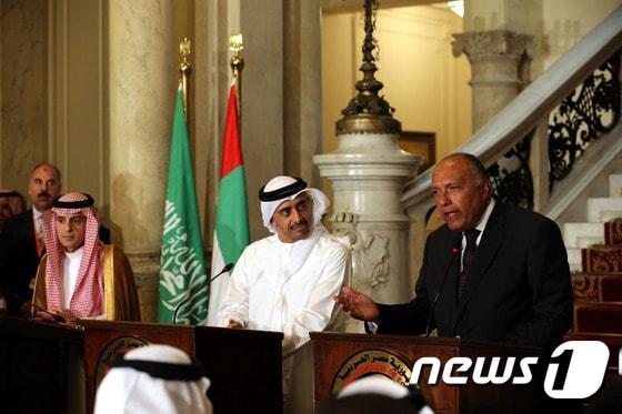 본문 이미지 - 지난 5일(현지시간) 카타르 단교 사태를 논의하기 위해 이집트 카이로에 모인 이집트·아랍에미리트(UAE)·사우디아라비아 외무장관이 기자회견을 하고 있다.ⓒ AFP=뉴스1