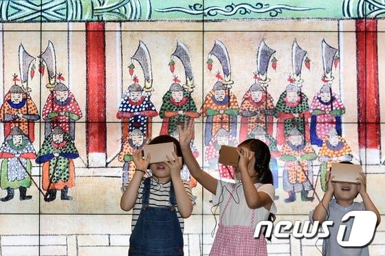 본문 이미지 - 11일 오전 서울 용산구 국립중앙박물관 어린이박물관에서 열린 '구글과 함께하는 반짝박물관' 전시에서 카드보드 가상현실 기기를 착용한 어린이들이 360도 영상을 통해 문화유산을 체험하고 있다. '구글과 함께하는 반짝박물관'은 아시아태평양 지역 최초로 선보이는 오프라인 체험공간으로, 인공지능 기술(AI), 가상현실(VR) 360도 영상 등을 활용해 우리나라를 비롯한 세계 문화유산과 예술 작품들을 생생하게 체험할 수 있다. 2017.7.11/뉴스1 ⓒ News1 민경석 기자