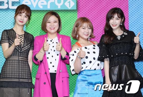 본문 이미지 - 박소현, 김숙, 박나래, 전효성(왼쪽부터)이 11일 오전 홍대 아만티호텔서울 그랜드볼룸에서 열린 MBC에브리원 '비디오스타' 1주년 기념 기자간담회에 참석해 포즈를 취하고 있다. 2017.7.11/뉴스1 ⓒ News1 권현진 기자