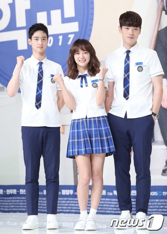 본문 이미지 - 배우 장동윤, 김세정, 김정현(왼쪽부터)이 11일 오후 서울 영등포 타임스퀘어에서 열린 KBS 2TV 새 월화드라마 ‘학교 2017&prime; 제작발표회에 참석해 포즈를 취하고 있다. 2017.7.11/뉴스1 ⓒ News1 권현진 기자