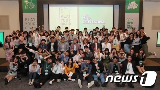 본문 이미지 - 지난 7일 서울 용산구 제일기획 본사에서 열린 '제 38회 제일기획 아이디어 페스티벌' 시상식에서 임대기 제일기획 사장을 비롯한 임직원들과 심사위원, 수상자들이 기념촬영을 하고 있다. (제일기획 제공) ⓒ News1