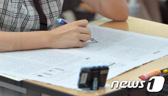 본문 이미지 - 대전 괴정고 3학년 학생들이 지난 7월 교내에서 7월 전국연합학력평가  1교시 국어영역 시험을 보고 있다./뉴스1 ⓒ News1 주기철 기자