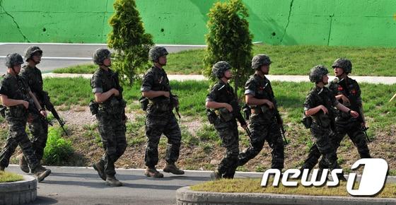 본문 이미지 - (자료사진) 지난달 12일 해병대 여군들이 사격 훈련을 하기 위해 걸어가고 있다. 2017.7.12/뉴스1 ⓒ News1 최창호 기자