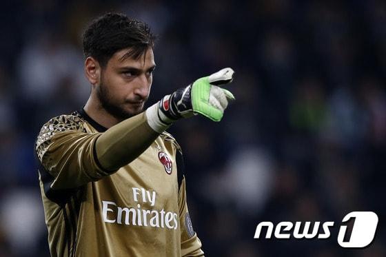 본문 이미지 - AC밀란과 2021년까지 계약 기간을 연장한 잔루이지 돈나룸마(18) ⓒ AFP=News1