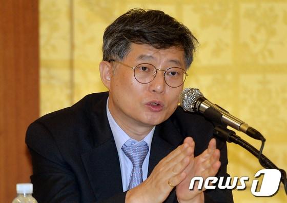 본문 이미지 - 장영수 고려대 법학전문대학원 교수가 12일 오후 서울 중구 프레스센터에서 열린 법조언론인클럽 창립 10주년 기념 세미나에서 주제강연을 하고 있다. 2017.7.12/뉴스1 ⓒ News1 구윤성 기자