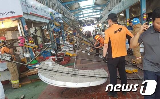 본문 이미지 - 12일 오후 광주 동구 남광주시장 내 천장 철제구조물 일부가 무너져 상인과 시민 6명이 다쳐 병원으로 이송됐다. 119구조대 등이 현장에서 안전조치를 하고 있다. (광주 동부소방서 제공) 2017.7.12 /뉴스1 ⓒ News1 남성진 기자