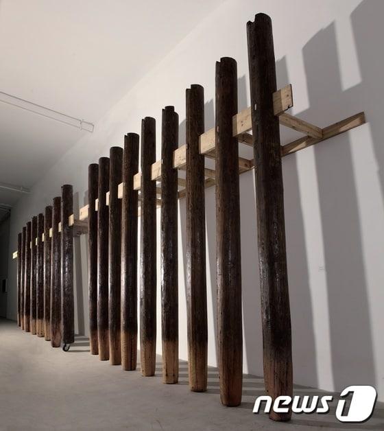 본문 이미지 - 심문섭 '반추'( Re-present), 2010, 나무, 철. 국립현대미술관 제공 ⓒ News1