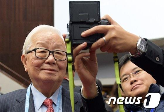본문 이미지 - 장중머우(張忠謀) TSMC 전 회장(왼쪽) AFP PHOTO / SAM YEH