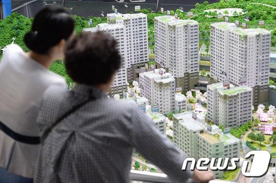 본문 이미지 - 경기 성남시 분당구 구미동에 마련된 판교 더샵 퍼스트파크 모델하우스에서 청약 당첨자들이 입주할 아파트를 살펴보고 있다. 2017.7.13/뉴스1