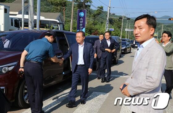 본문 이미지 - 국방부가 사드(THAAD·고고도미사일방어체계)를 성주에 배치한다고 발표한지 1년째를 맞은 13일 오후 사드를 반대하는 주민·종교인·활동가와 찬성하는 서북청년단 등 보수단체 회원들이 성주 소성리 마을회관 앞에 집결해 동시에 집회를 열고 있는 가운데 자유한국당 의원들이 소성리를 찾았다. 2017.7.13/뉴스1 ⓒ News1 정우용 기자
