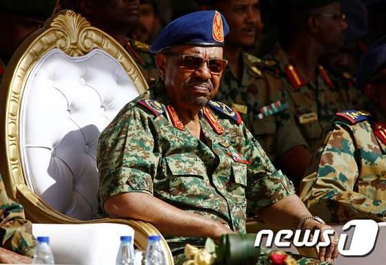 본문 이미지 - 오마르 알 바시르 수단 대통령(자료사진) ⓒ AFP=뉴스1