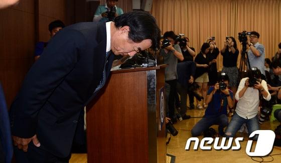 본문 이미지 - 이장한 종근당 회장이 14일 서울 충정로 종근당 빌딩 대강당에서 운전기사에 대한 욕설 파문과 관현해 공식 사과를 하고 있다. /뉴스1 ⓒ News1 김명섭 기자