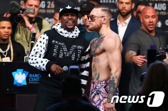 본문 이미지 - 오는 27일 세기의 대결을 펼치는 플로이드 메이웨더(왼쪽)와 코너 맥그리거. ⓒ AFP=News1