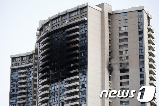 본문 이미지 - 미국 하와이 호놀룰루 소재 고층 아파트에서 14일(현지시간) 불이 나 최소 3명이 사망했다. ⓒ AFp=뉴스1