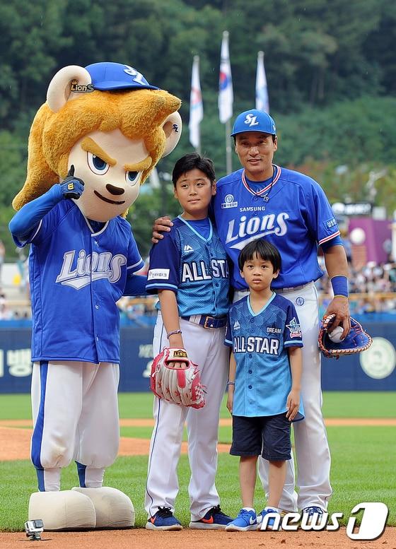 본문 이미지 - 15일 오후 대구 삼성라이온즈파크에서 열린'2017 KBO 프로야구 올스타전'에서 삼성 이승엽이 시포를 끝내고 두 아들과 함께 인사하고 있다. 이날 이승엽은 시포를, 첫째 아들 은혁 군이 시구, 둘째 은준 군이 시타를 했다. 2017.7.15/뉴스1 ⓒ News1 이종현 기자