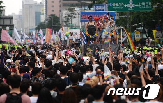 본문 이미지 - '성 소수자들의 행진' 제 18회 퀴어문화축제 참가자들이 15일 서울광장을 출발해 도심을 한바퀴 도는 퀴어 퍼레이드를 하고 있다. 성 소수자들의 권익 보호를 위해 지난 2000년 시작된 퀴어문화축제는 '나중은 없다, 지금 우리가 바꾼다'라는 슬로건 아래 진행됐다. 2017.7.15/뉴스1 ⓒ News1 오대일 기자