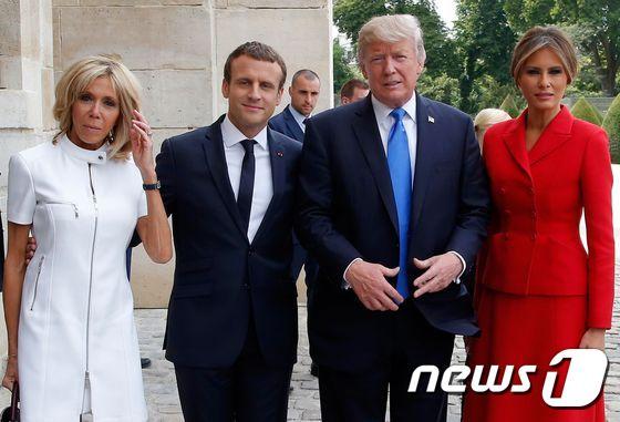 본문 이미지 - 에마뉘엘 마크롱 프랑스 대통령 내외와 도널드 트럼프 미국 대통령 부부가 13일(현지시간) 파리의 군사기념시설인 앵발리드를 함께 찾았다. ⓒ AFP=뉴스1