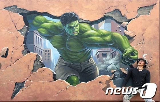 본문 이미지 - 젊음의 거리로 변신한 한양대 앞에 설치된 헐크 트릭아트(서울시 제공)ⓒ News1