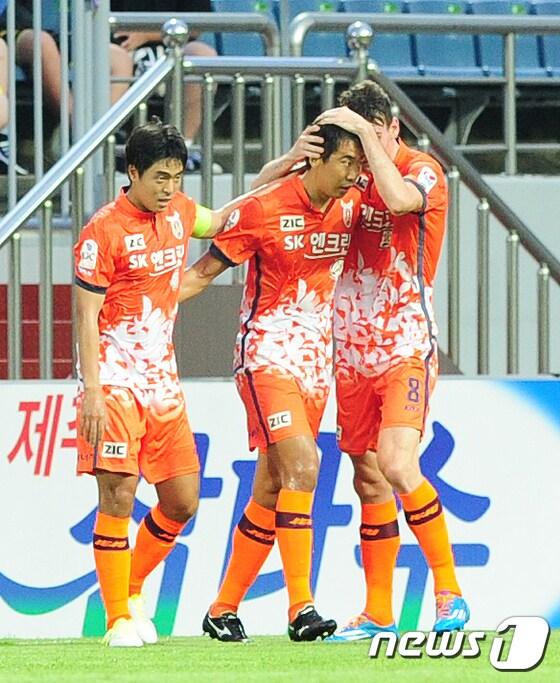 본문 이미지 - 2017년 7월16일 제주 서귀포시 제주월드컵경기장에서 열린 ‘2017 프로축구 KEB하나은행 K리그 클래식’ 제주유나이티드와 FC서울의 경기에서 제주 김원일이 골을 넣은 후 동료들과 기뻐하고 있다.2017.7.16/ 뉴스1 ⓒ News1 이석형 기자