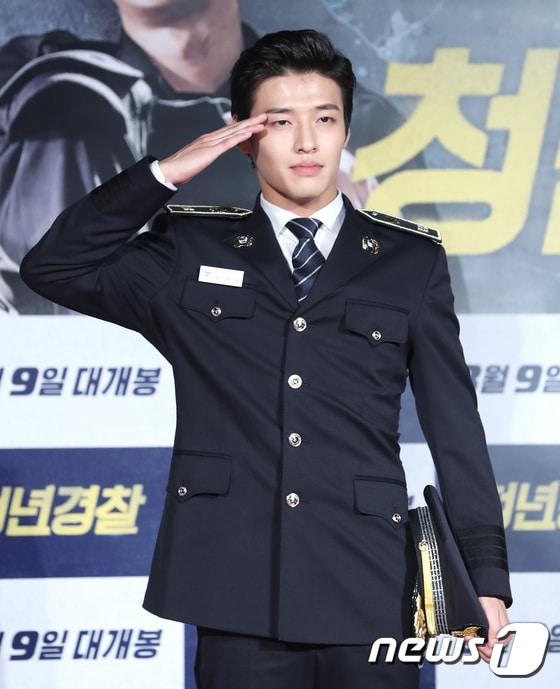 본문 이미지 - 배우 강하늘이 17일 오전 서울 건대 롯데시네마에서 열린 영화 ‘청년경찰’ 제작발표회에 참석해 포즈를 취하고 있다. 2017.7.17/뉴스1 ⓒ News1 권현진 기자