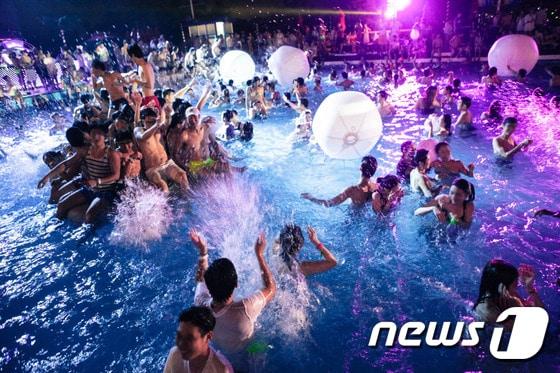 본문 이미지 - 워커힐 비키티 풀파티ⓒ News1