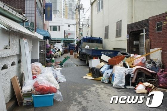 본문 이미지 - 17일 충북 청주시 청원구 내덕동 한 주택가 골목길에 침수된 물품들이 쌓여 있다. 이 지역은 지난 16일 폭우로 침수를 당해 9가구 23명의 이재민이 발생했다. 2017.7.17/뉴스1 ⓒ News1 남궁형진 기자