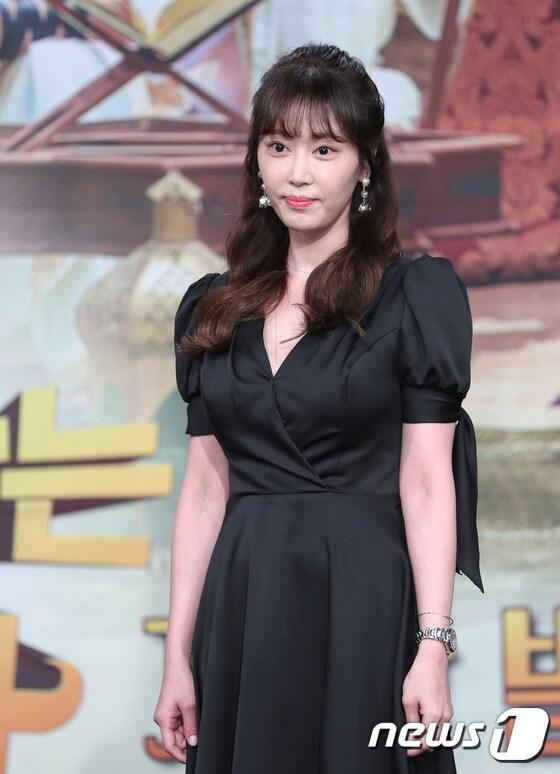 본문 이미지 - 배우 강예원이 17일 오후 서울 MBC 1층 골든마우스홀에서 열린 MBC '죽어야 사는 남자' 제작발표회 제작발표회에 참석해 포즈를 취하고 있다. 2017.7.17/뉴스1 ⓒ News1 권현진 기자