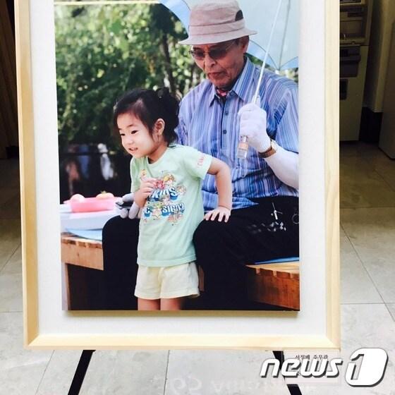 본문 이미지 - 경기도교육청 북부청사 1층 로비에 전시된 사진작품 '우산이 되어 줄게' ⓒ News1