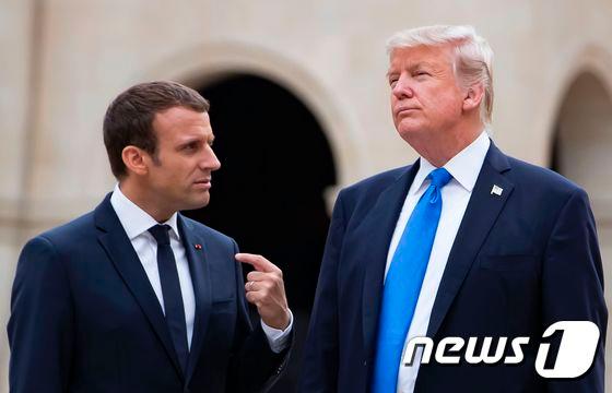 본문 이미지 - 에마뉘엘 마크롱 프랑스 대통령(왼쪽)과 도널드 트럼프 미국 대통령(오른쪽) ⓒ AFP=뉴스1