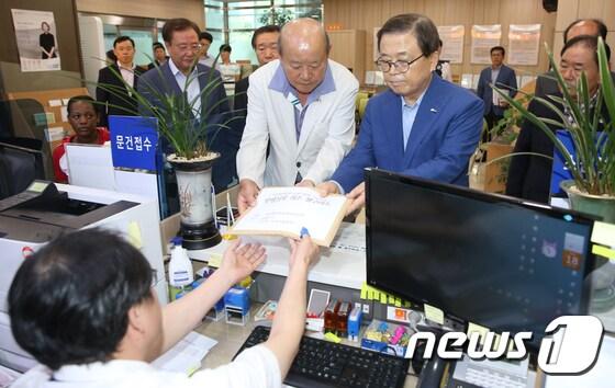 본문 이미지 - 남유진 구미시장(오른쪽)과 전병억 박정희생가보존회장이 18일 오전 서울행정법원을 찾아 우정사업본부를 상대로 '박정희 대통령 탄생 100돌 기념우표' 발행 결정 철회 처분 취소를 청구하는 행정소송 소장을 제출하고 있다.(구미시제공)2017.7.18/뉴스1 ⓒ News1 정우용 기자