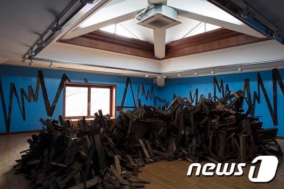 본문 이미지 - 김도희_피 속의 파도_유광페인트, 생선상자, 경매시장 종소리_가변설치_2017 (진화랑 제공) ⓒ News1