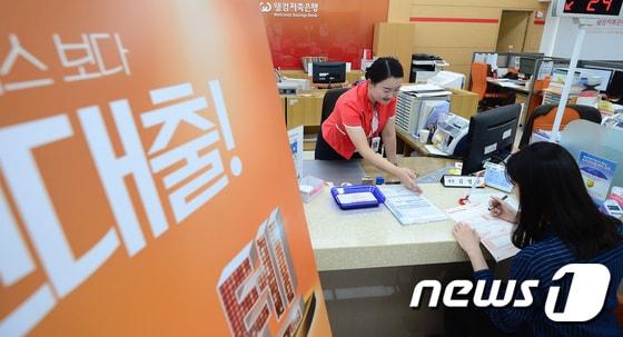 본문 이미지 - 18일 오후 서울 중구의 한 저축은행에서 고객이 '채무조정졸업자' 전용 사잇돌 중금리 대출 관련 상담을 받고 있다.  2017.7.18/뉴스1 ⓒ News1 임세영 기자