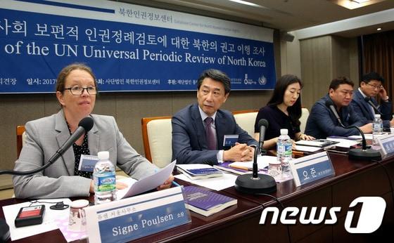 본문 이미지 - 시네 폴슨 유엔 서울사무소 소장이 18일 오후 서울 중구 태평로 한국프레스센터에서 열린 유엔인권이사회 보편적 인권정례검토에 대한 북한의 권고 이행 조사 세미나에서 토론을 하고 있다. 2017.7.18/뉴스1 ⓒ News1 박정호 기자