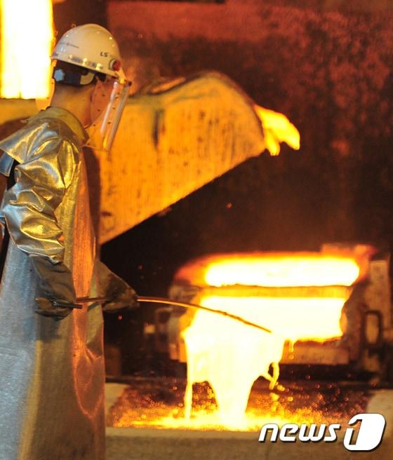 본문 이미지 - 19일 울산시 울주군 온산읍 LS-Nikko동제련 1공장에서 주조원 근로자가 1250도 고온의 열기 속에 주조 안정화 작업을 하고 있다. 2017.7.19/뉴스1 ⓒ News1 이윤기 기자