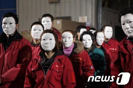 본문 이미지 - 양쩐쭝 '위장'(2015), 4채널 비디오 컬러, 유성, 9:20, 1채널 비디오 컬러, 무성, 32:36 (백남준아트센터 제공)ⓒ News1