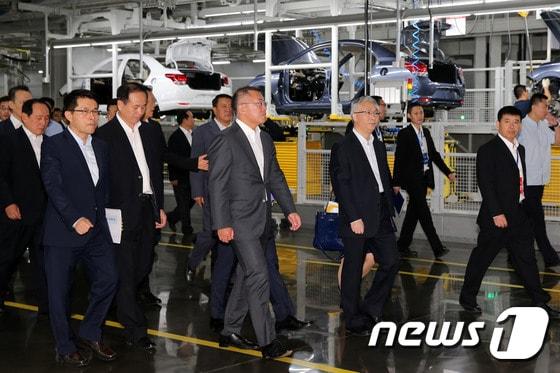 본문 이미지 - 2017년 7월 중국 베이징현대 충칭공장에서 열린 '충칭공장 생산기념식'에 참석한 정의선(가운데) 당시 현대차 부회장과 충칭시 관계자들이 생산라인을 둘러보고 있다. (현대차 제공) 2017.7.19/뉴스1