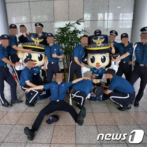 본문 이미지 - 19일 경찰청 마스코트 '포순이'의 치마 속을 들여다보는 의경들의 모습이 담긴 사진이 SNS상에서 논란이 되면서 경찰이 사실과 신원 확인에 나섰다. ⓒ News1