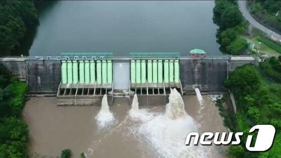 본문 이미지 - 미호저수지 방류 모습. (사진은 기사 내용과 무관함) /뉴스1