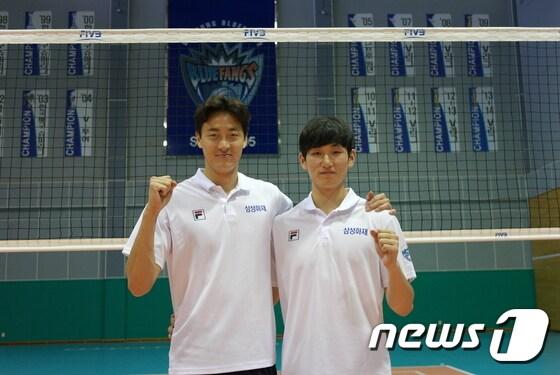 본문 이미지 - 삼성화재의 세터 황동일(왼쪽)과 이민욱이 명가재건을 다짐하며 파이팅을 외치고 있다. ⓒ News1