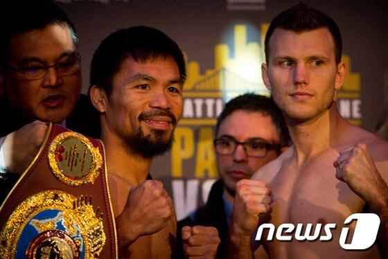 본문 이미지 - 지난해 7월 WBO 웰터급 타이틀 매치에서 매니 파퀴아오(왼쪽)가 호주의 신예 복서 제프 혼에게 심판 전원일치 판정패를 당했다 ⓒ AFP=News1