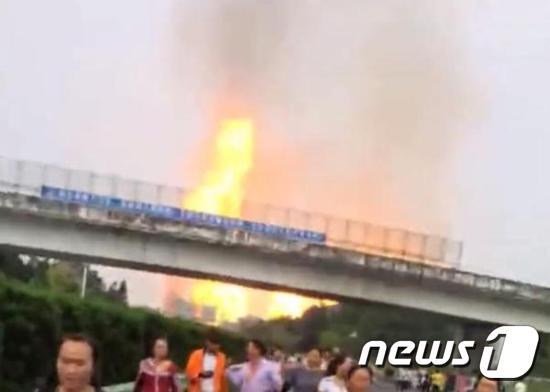 본문 이미지 - 2일 중국 구이저우성에서 발생한 천연가스관 폭발 장면. (출처 : 시나망) ⓒ News1